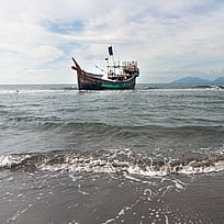En båt som transporterade Rohingya-flyktingar över Andamansjön 2023 ligger fortfarande för ankar utanför kusten  i Aceh, Indonesien 2023.