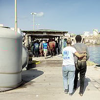 UNHCR:s personal tar hand om en man som tagit sig över Medelhavet.