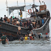 Flyktingar anländer med båt till Indonesien.