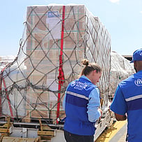 UNHCR-medarbetare tar emot nödhjälp
