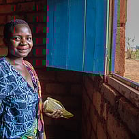 En kvinna ler mot kameran.