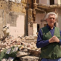 Filippo Grandi vid ett raserat hus i Ukraina.