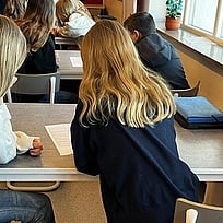 Elever vid sina skolbänkar.
