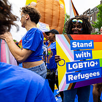 Foto från ett pridetåg i Amsterdam.