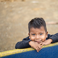 Oximar, en liten pojke från det ursprungsfolk som bor i byn Unión Wounaan i Chocó. Ursprungsbefolkning och afrocolombianska befolkningar i Colombia lever under hot om fysisk, kulturell och andlig utplåning på grund av långvarig konflikt och tvångsförflyttning. Väpnade grupper begränsar deras rörelsefrihet, vilket hindrar tillgången till mat, vatten och sjukvård.