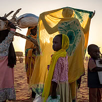 En familj är på flykt i öknen i Sudan. Du kan hjälpa med gåvobeviset Nödpaket Sudan - rädda liv idag.