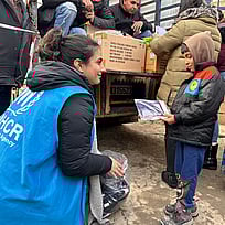 En UNHCR-arbetare pratar med barn i Bangladesh.