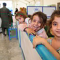 Glada flickor sitter i ett väntrum i Afghanistan.