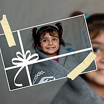 Gåvobevis med bild på en flicka i en filt.