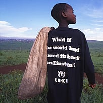 En pojke med en svart tröja.