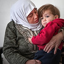 Mormor och barnbarn i Syrien