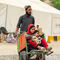 Hadigul skjutsar sin två yngre systrar, Sabria och Freshta, efter att återvänt från Pakistan till Afghanistan. Trots alla prövningar de utstått håller familjen ihop i resan framåt. Foto: Oxygen Empire Media Production