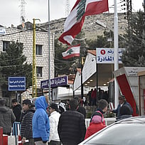 Familjer flyr eskalerande strider i Libanon, och söker skydd i Syrien. Här tar sig människor över gränsövergången.
