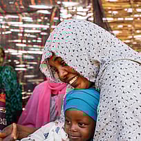 En mamma och hennes bebis har flytt från Sudan och fått skydd i Tcad.