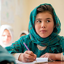 En afghansk flicka i skolbänken.
