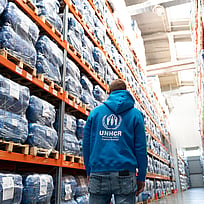 UNHCR-arbetare på ett av de stora lagren i Ukraina.