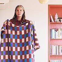 Evelina Kroon med en filt.