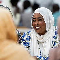 En sudanesisk kvinna som ler.