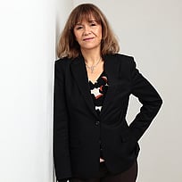 En kvinna tittar in i kameran.