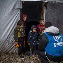 En familj på flykt i Syrien får vinterhjälp för att överleva vintern.