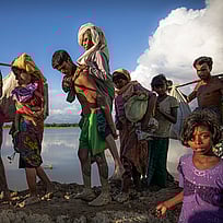 Rohingyafolket från Myanmar flyr till Bangladesh.