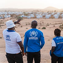 UNHCR-medarbetare blickar ut över ett tältläger