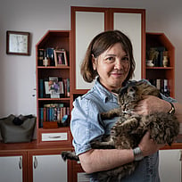 En ukrainsk kvinna och hennes katt.