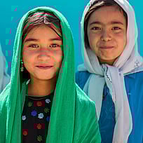 Tre flickor från Afghanistan får hjälp av UNHCR att gå i skolan. Köp gåvobevis Skolpaket och ge barn på flykt en chans i livet.