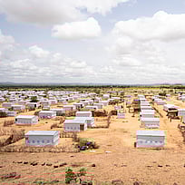 Familjer i Sudan flyr konflikter och sandstormar.