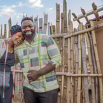 En man och en kvinna håller om varandra och ler mot kameran.