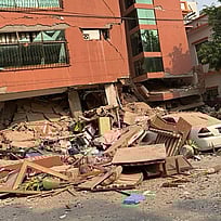 Bild på förödelsen i Myanmar, med raserade hus.