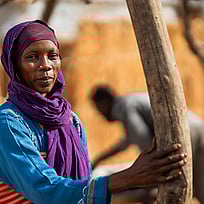 En kvinna som flytt från Sudan till Tchad.