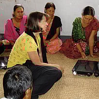 En kvinna demonstrerar en Solvattendunk för kvinnor i Nepal.