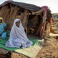 Två kvinnor på flykt från kriget i Sudan. 1000 dagar av krig.