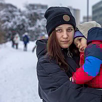 En mamma och hennes är på flykt från bombattacker i Ukraina. Du kan köpa Gåvobevis Ukraina och hjälpa människor som lever i skuggan av kriget.