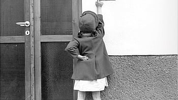 En liten flicka ringer på hos UNHCR