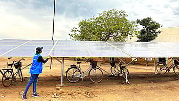 En bild på solpaneler.