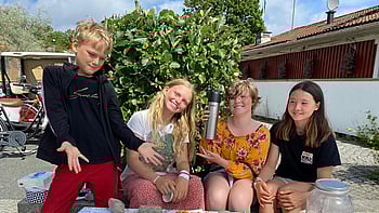 Fyra glada barn säljer kakor.