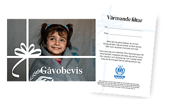 Kvinna som håller i ett paket från UNHCR