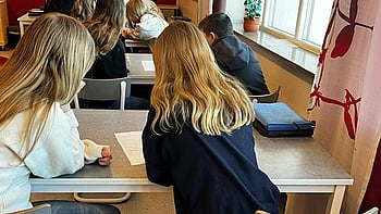 Elever vid sina skolbänkar.