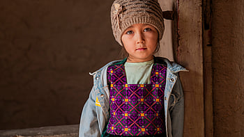 Sexåriga Nazanin, en afghansk flicka som får hjälp av UNHCR. Tillsammans med sin mamma besöker hon ett ullspinneri som startats med stöd av UNHCR i Herat-provinsen i Afghanistan.