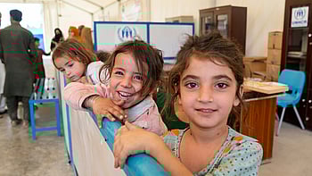 Glada flickor sitter i ett väntrum i Afghanistan.