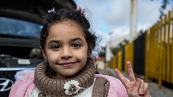 Layan, 8 år, är dotter till den återvändande syriska flyktingen Mohamed, som lämnade Idlib för tio år sedan och reste till Demokratiska republiken Kongo. Där arbetade han som mekaniker och bildade familj tillsammans med sin fru Hiba. Layan och hennes bror Waleed ser fram emot att träffa sina mor- och farföräldrar för allra första gången. Foto: UNHCR/Firas Al-Khateeb