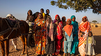 En grupp människor som anlänt Tchad från kriget i Sudan.