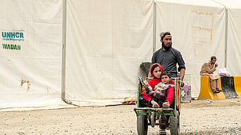 En utmattad afgansk familjer som återvänder från Pakistan vi gränsövergången Torkham – möter växande svårigheter.