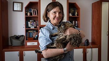 En ukrainsk kvinna och hennes katt.