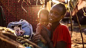 En kvinna håller om sitt barn.