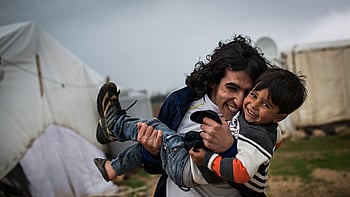 En varm kram i ett flyktingläger i Syrien.