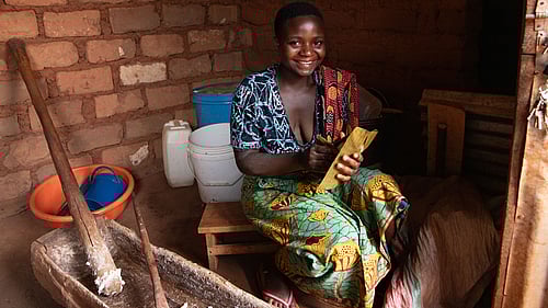 Emelyne kunde återvända hem till Burundi, där hon bland annat startat en egen liten verksamhet.