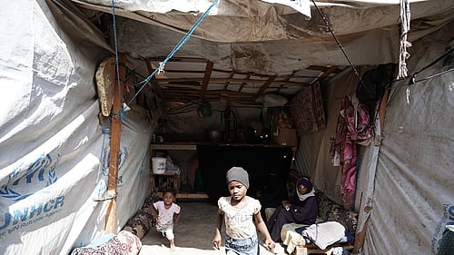 En flicka på flykt i Jemen.